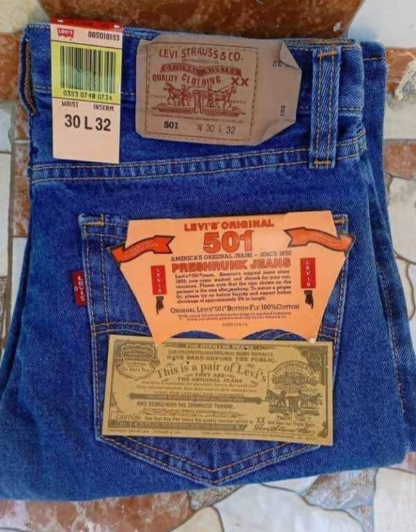 les pantalpns jeans 501 lev'is originaux.